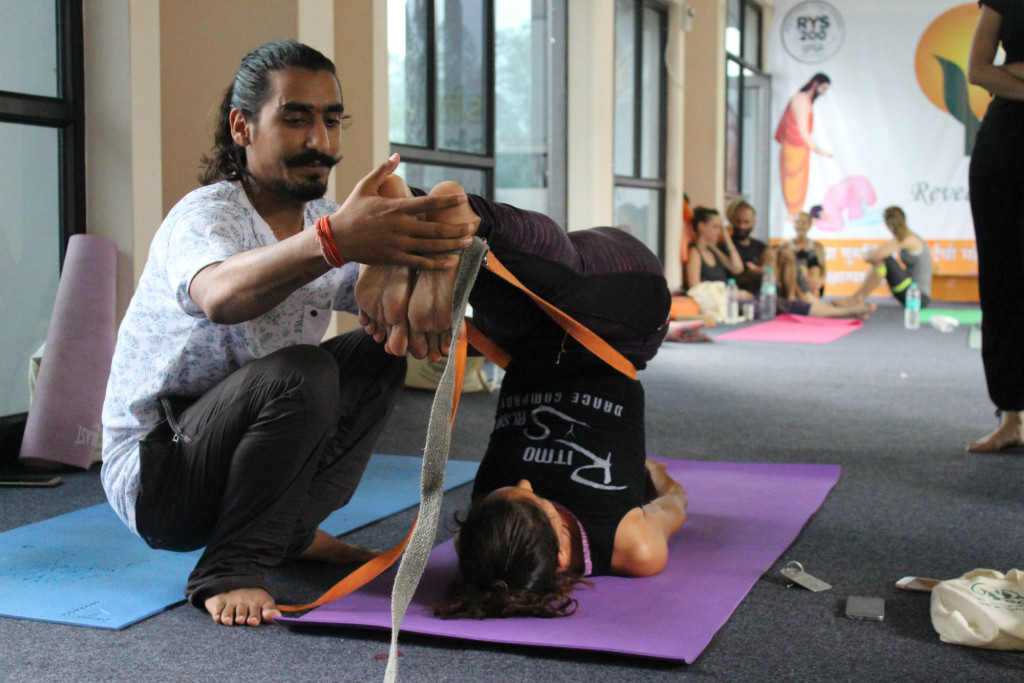yogi manoj adjusting posture